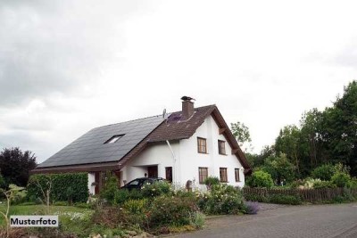 Einfamilienhaus und Doppelgarage