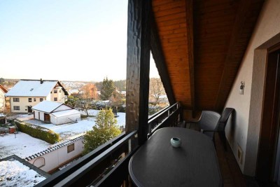 Sehr gepflegte, vollständig möblierte 2,5-Zimmer-Wohnung mit zwei Balkonen