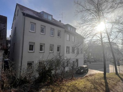 ZU VERKAUFEN: Zentral gelegene, teilsanierte 3-Zimmer-Maisonette-Wohnung mit Loggia  direkt an