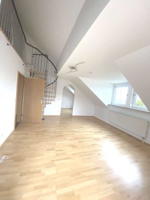 Gemütliche 3 Zi. Galerie DG Wohnung mit kleinem Balkon
