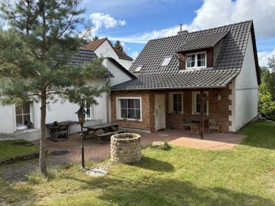 idyllisches Haus im Grünen zwischen zwei Seen