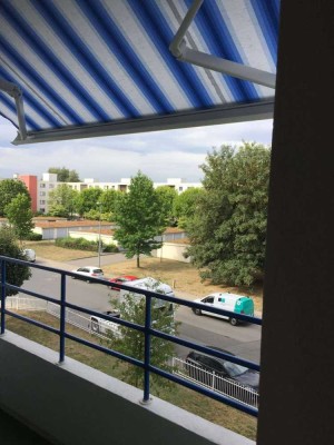 Geschmackvolle, modernisierte 2-Raum-Wohnung mit Balkon und Einbauküche in Hannover