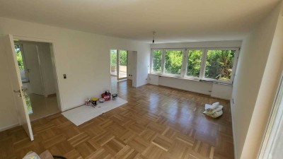 Aussichtslage: Helle moderne neubaugleich renovierte 4-Z-Whg, 2 Balkone & Terrasse, Zentrale Lage