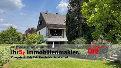 freistehendes Einfamilienhaus mit Einliegerwohnung in 
bevorzugter Wohnlage mit Garten und 2 Garagen