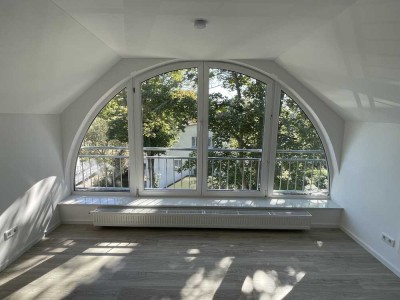 Klimatisierte Dachgeschosswohnung mit hochwertiger Einbauküche