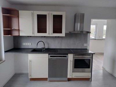 Bezug nach Sanierung mit Balkon und Einbauküche: Geschmackvolle 3,5-Zimmer-DG-Wohnung