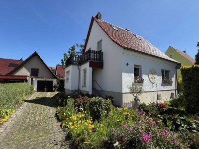 Schickes Einfamilienhaus mit Garagen