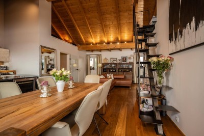 Außergewöhnliche Dachetage mit Sichtdachstuhl, plus Spitzboden und Terrasse | PRIVATVERKAUF