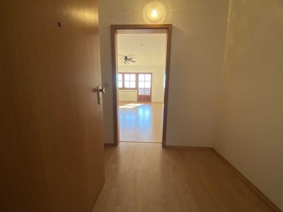 Großzügige 1-Zimmer-Wohnung mit Balkon, EBK, möbliert, in sehr guter Lage