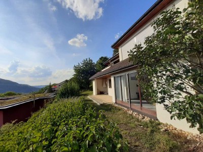 Gepflegte 2,5-Zi-Whng mit großer Terrasse, EBK, Garage und Stellplatz, Blick ins Kochertal