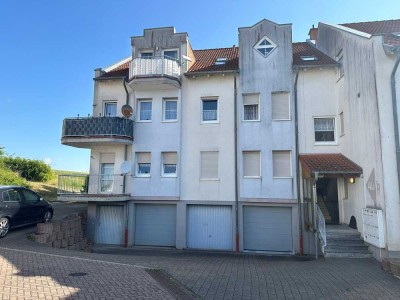 Schöne 2 ZKB Wohnung mit Balkon und Stellplätzen