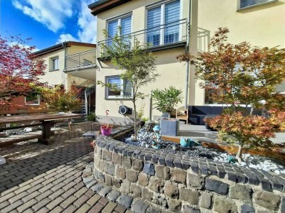 Modernes Zweifamilienhaus mit Einliegerwohnung, Skylineblick, PV-Anlage, Fußbodenheizung in Toplage