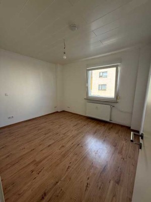 Gutgeschnittene, 2-Zimmer-Wohnung mit PKW-Stellplatz direkt vor dem Haus