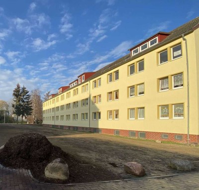 Helle, freundliche 2-Raum-Wohnung mit Badewanne & Stellplatz im 2. Obergeschoss