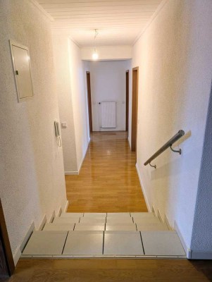Frisch renoviert & viel Platz: 3,5-Zimmer-Wohnung mit Stellplatz & Mehrzweckraum