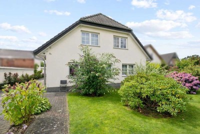 Modernes Einfamilienhaus mit Doppelgarage und Pool auf großem Grundstück