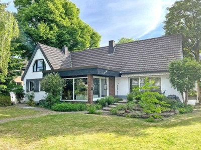 Platz für die ganze Familie: Freistehendes Einfamilienhaus mit einer Doppelgarage