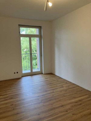 4-Zi.-Altbau-Whg. mit 2 Balkonen, EBK, WM, Bad, Gäste-WC, befristet bis 12.2028, 3er WG geeignet