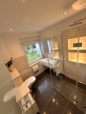 Hochwertig sanierte 1,5 Raum EG - Wohnung mit EBK in ruhigem 3-Fam-Haus