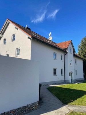 Exklusive Mietgelegenheit in Nersingen-Straß: Lichtdurchflutete DG-Wohnung mit Weitblick