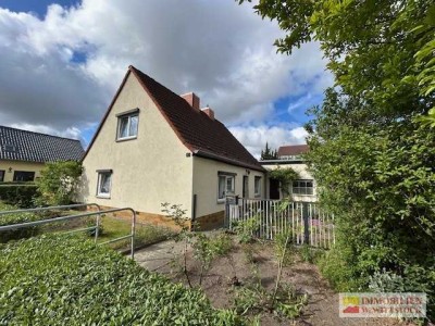Einfamilienhaus mit Nebengelass und kl. Garten in ruhiger Wohnlage