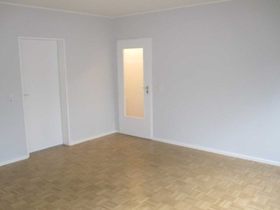 Helle, renovierte 2 Zimmer Wohnung, Küche, Diele, Bad, Balkon in Köln Bayenthal.