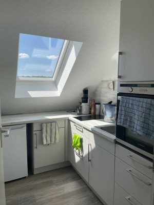 Großräumige 1-Raum-Dachgeschosswohnung mit Einbauküche in Taunusstein
