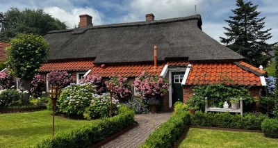 Historisches Gulfhaus mit Gartenidylle (Denkmal)   Rarität – Freiheit pur – Landleben an der Nordsee