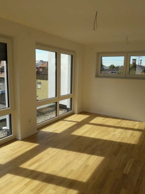 Geschmackvolle 2-Zimmer-DG-Wohnung mit gehobener Innenausstattung mit Einbauküche in Leonberg