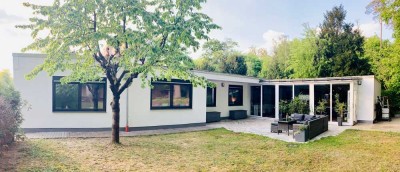 excl. 5 BR bungalow has it all: atrium, quality kitchen, floor heating, terrace, large fenced yard