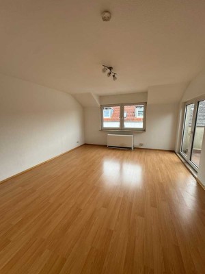 Geschmackvolle 3-Raum-DG-Wohnung mit EBK in Frankfurt am Main