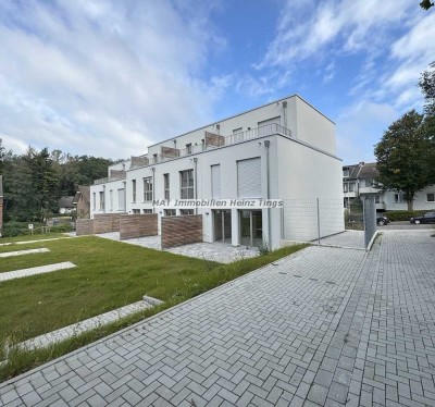 • Reiheneckhaus mit 5 Zi • ca. 135 m² Wfl. • Dachterrasse + sonnig. Garten • -Energie-Effizienzhaus