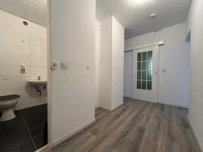 Frisch RENOVIERTE 2-ZKB Wohnung | Mit AUFZUG, BALKON u. KELLER | LU-Oggersheim | AB SOFORT!