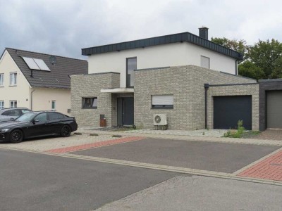 434 - Modernes Einfamilienhaus (freist.) mit Garten & 2 Garagen in ruhiger Wohlage in Niederzier