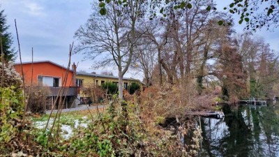 Maritimes Wohnen am Wasser mit Bootssteg