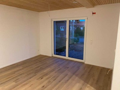 Helle Neubauwohnung mit Terasse