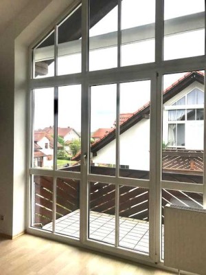 * Direkt in Brunnthal: Herzliche 4-Zi.-Wohnung (1.OG/DG) mit Gartenanteil & 2 x Balkon *