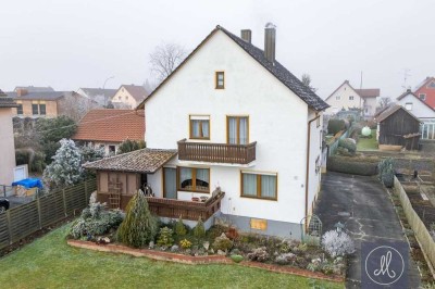 Solides Zweifamilienhaus mit Traumgarten und Doppelgarage in Mötzing