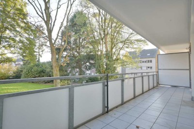 großer Balkon + Blick ins Grüne + modernes Bad