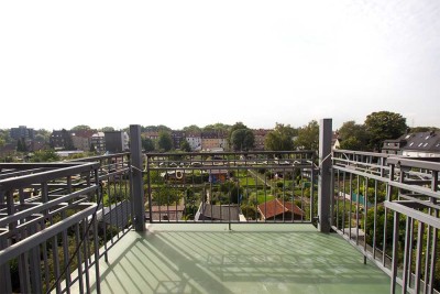 Modernisiert: großzügige 100 m² DG-Wohnung mit neuwertigem Duschbad und Süd-Balkon