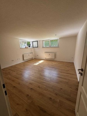 Frisch sanierte 3-Zimmer- Wohnung in ruhiger & verkehrsgünstiger Lage