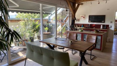 Exklusive, sehr großzügige, helle Dachgeschosswohnung mit freistehenden Balken