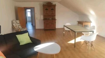 Schöne und großzügige 2,5 Zimmer DG Wohnung mit Balkon