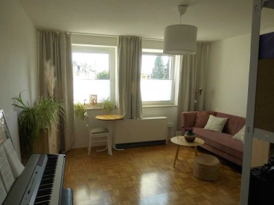 Schöne 2,5-Zimmer-Wohnung mit Balkon und EBK in super Lage