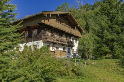 Traditionsreiches Anwesen in Alleinlage mit ca. 3,5 Hektar Grund und herrlichem Bergblick