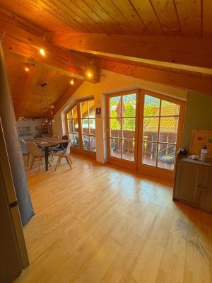 Gelegenheit !, 2-Zimmer-DG-Wohnung im bayerischen Landhaus, ca. 52 qm, 2 Balkone, Erbpacht !!