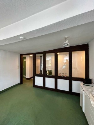 Helle Altbauwohnung mit perfekter Anbindung an den ÖPNV