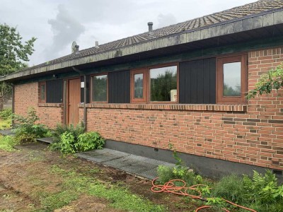Zweifamilienhaus mit abgelegenem großen Grundstück (Erbpacht)