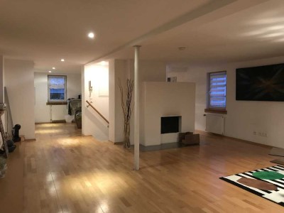 Exklusive 2-Raum-Maisonette-Wohnung mit Terasse und Einbauküche in Frankfurt am Main