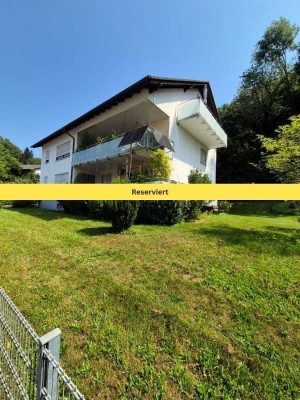Reserviert/ 4,5 Zimmer Dachgeschosswohnung mit großem Grundstücksanteil und Carport in Südhessen